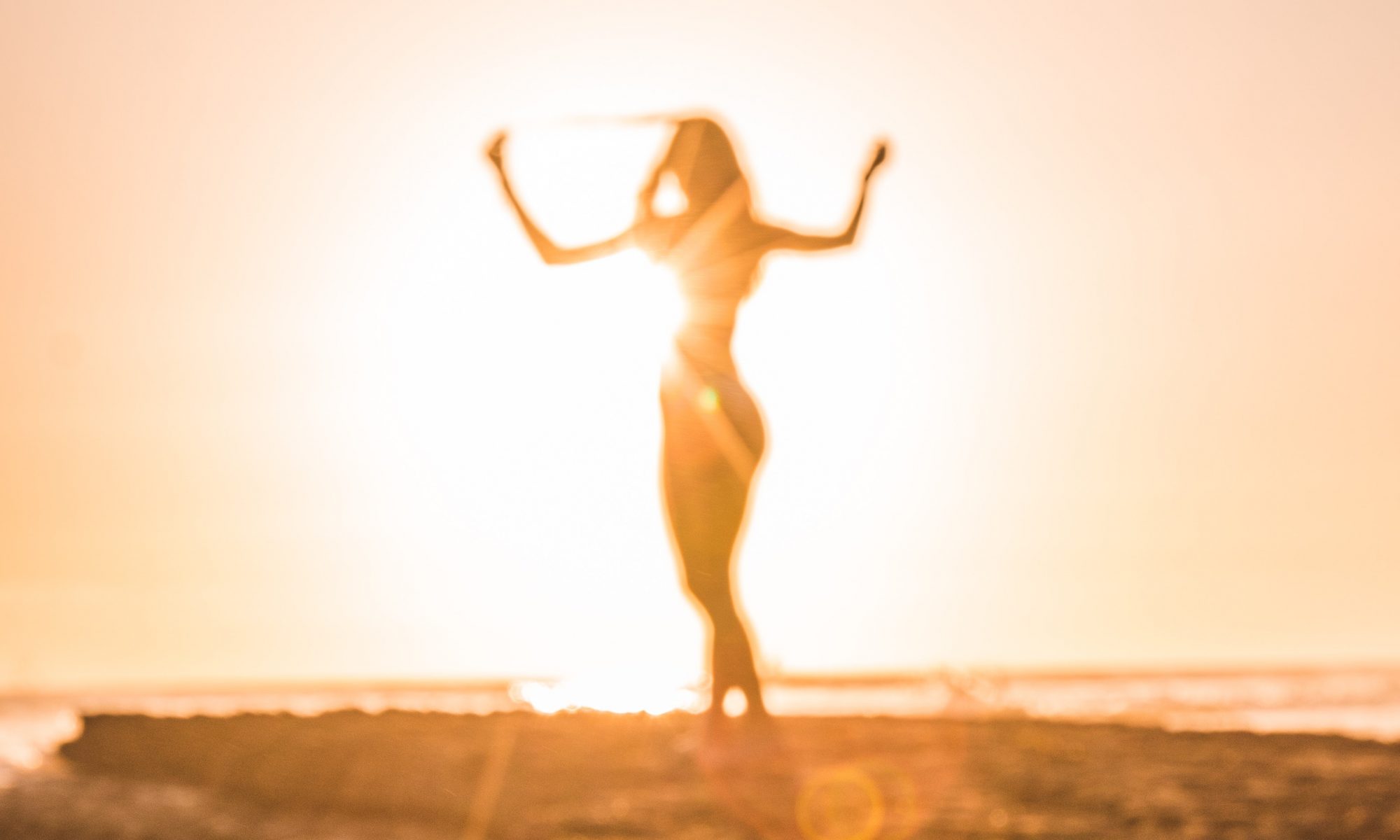 mulher tomando sol e vitamina d